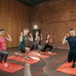 Fitness grupowy dla mężczyzn które formy treningu poprawią siłę wytrzymałość i mobilność